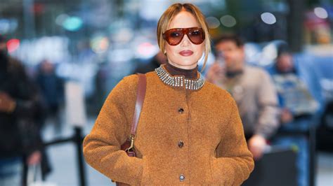 jennifer lopez in abito gucci|J.Lo Braves Fall Weather in Gucci Shorts for .